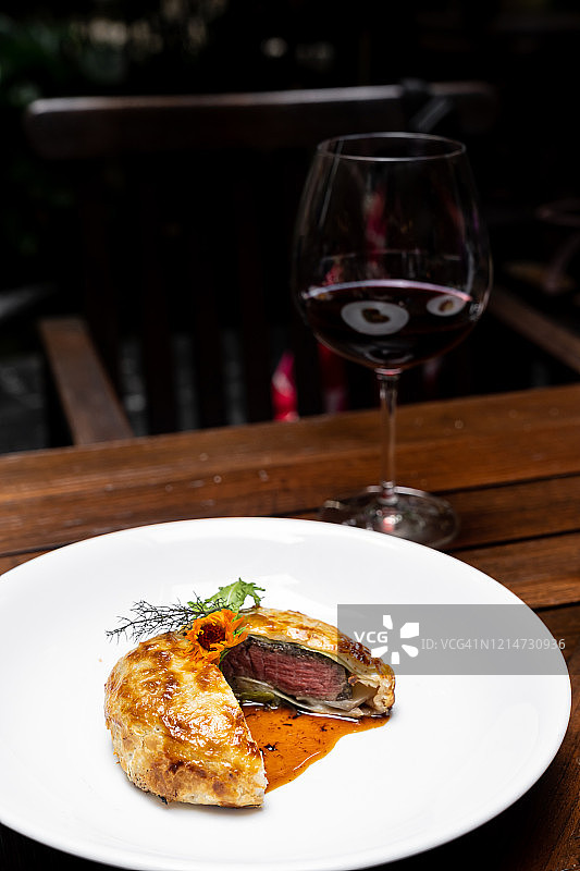烤惠灵顿牛肉与红酒图片素材