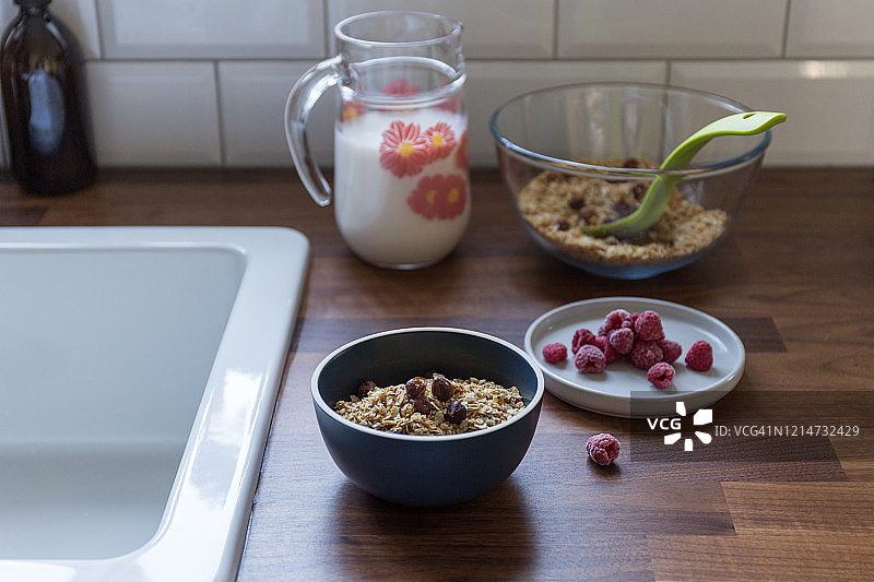 厨房里加杏仁奶的自制格兰诺拉麦片图片素材