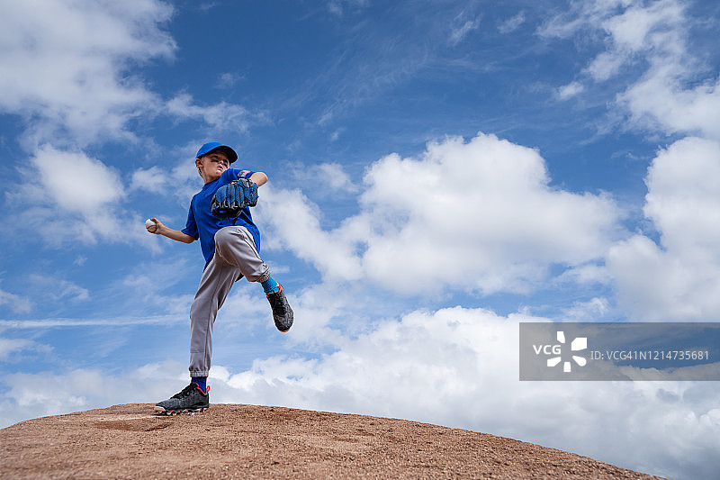 投球中的少棒联盟棒球男孩图片素材