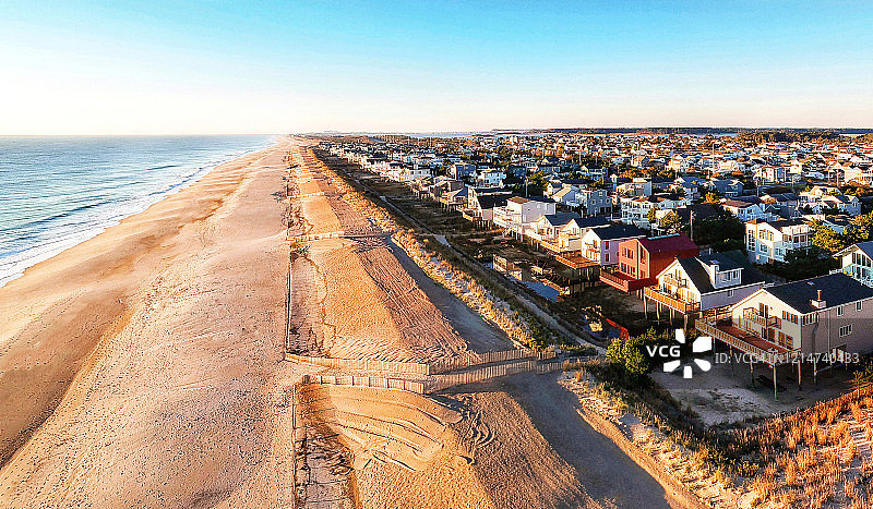 特拉华州南伯大尼海滩和由美国陆军工程兵团建造的沙丘线的无人机视角图片素材