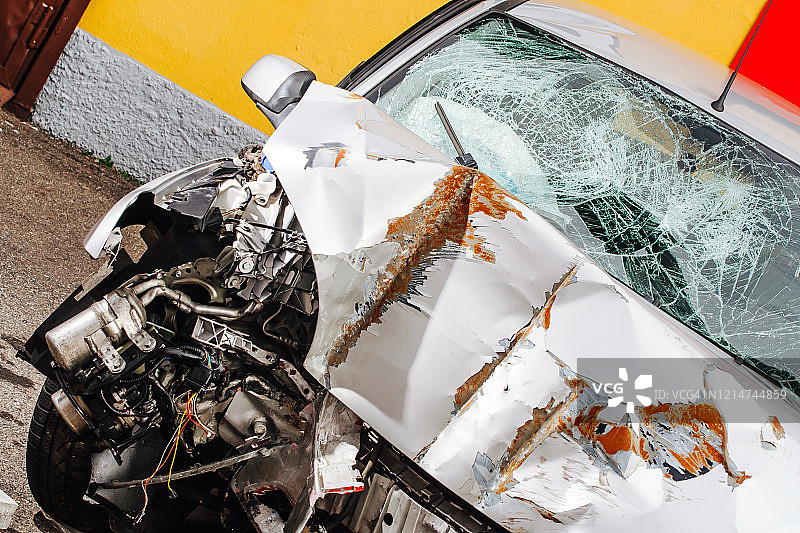 室外损毁的车辆图片素材