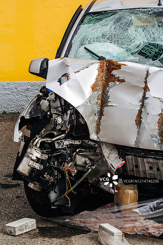 室外损毁的车辆图片素材