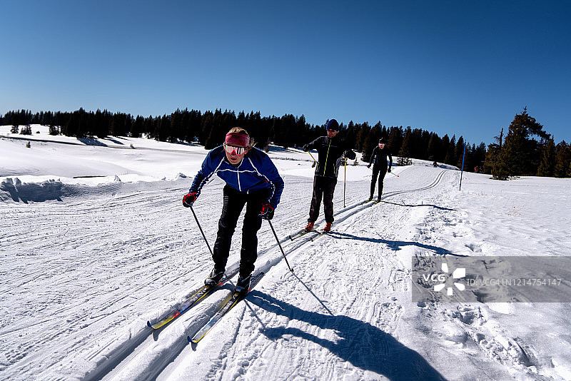 一群采用经典越野滑雪风格的滑雪者图片素材
