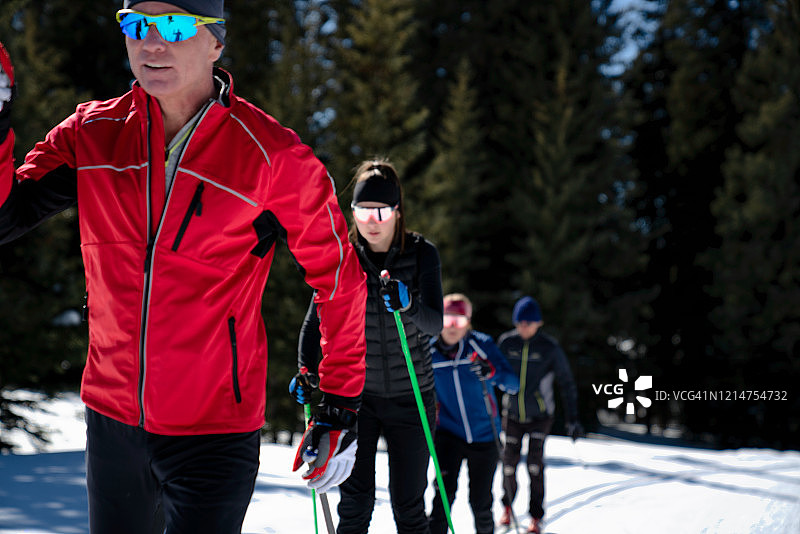 一群采用经典越野滑雪风格的滑雪者图片素材