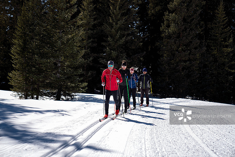 一群采用经典越野滑雪风格的滑雪者图片素材