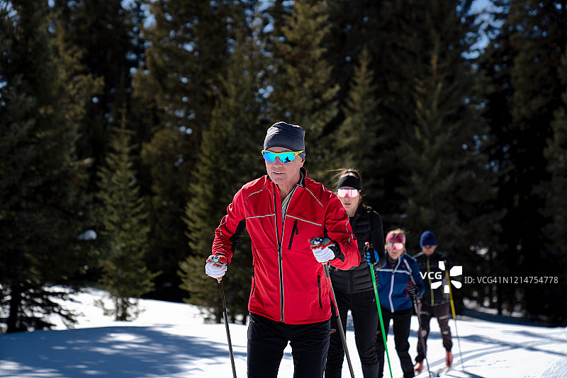一群采用经典越野滑雪风格的滑雪者图片素材