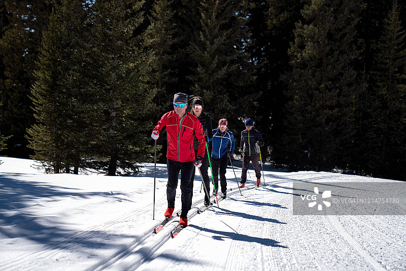 一群采用经典越野滑雪风格的滑雪者图片素材