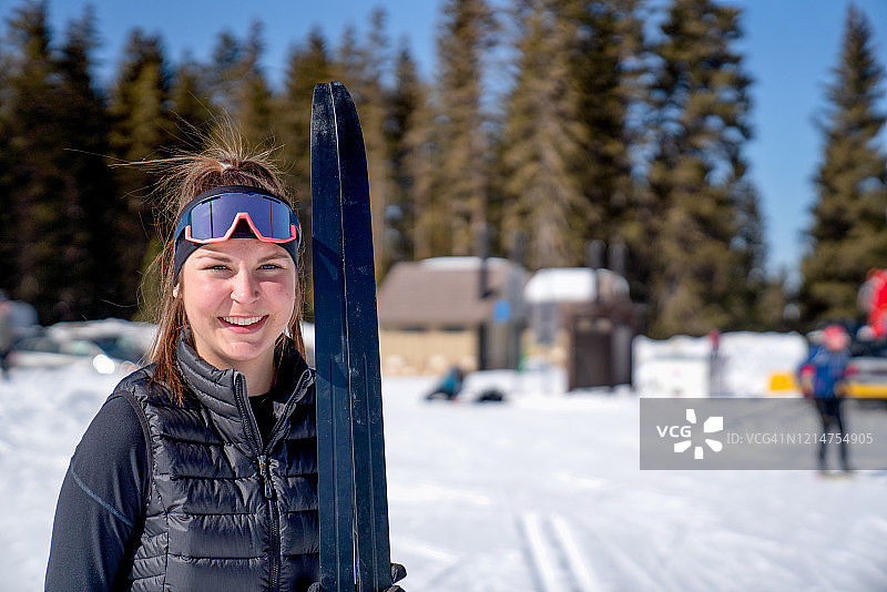 自信的年轻女子越野滑雪图片素材