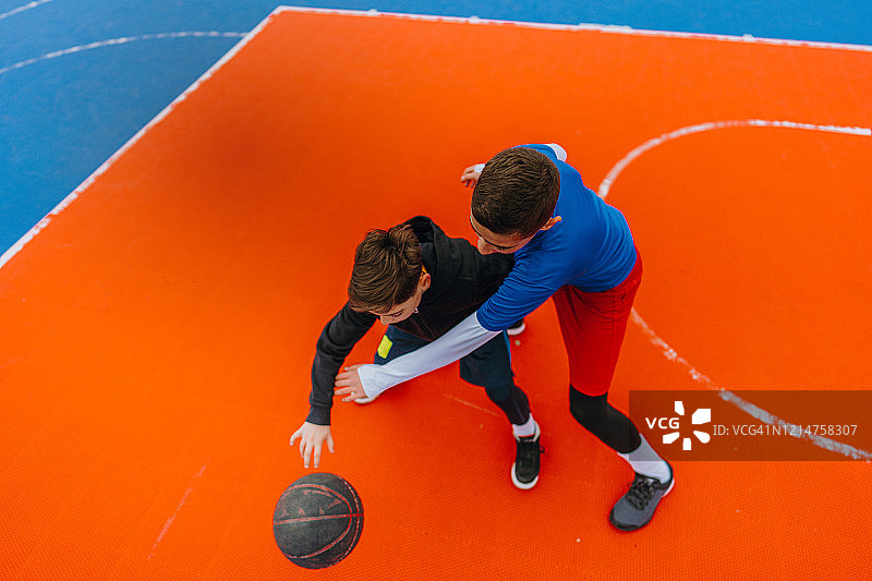 篮球爱好者比赛瞬间图片素材