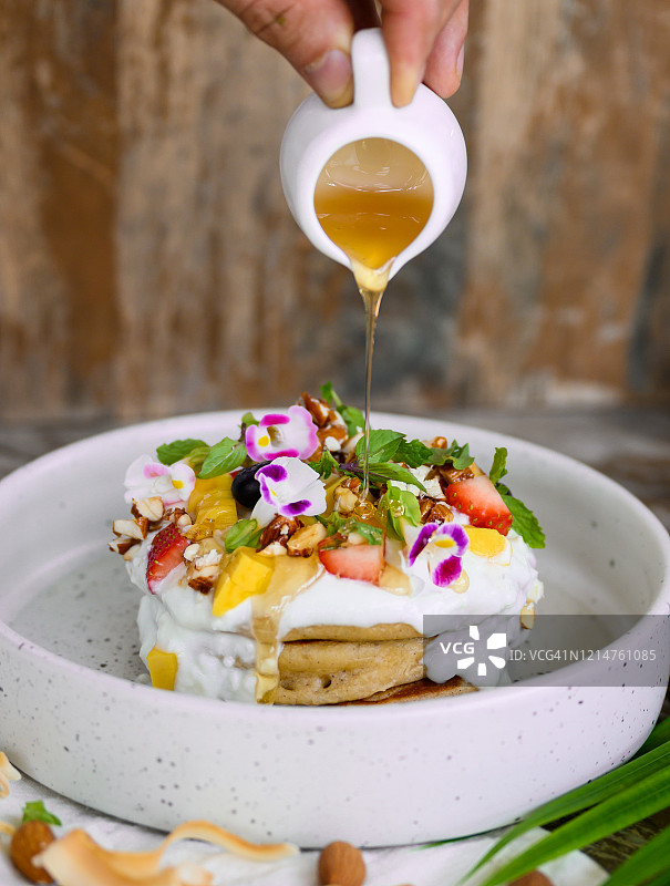 水果奶油纯素薄煎饼图片素材