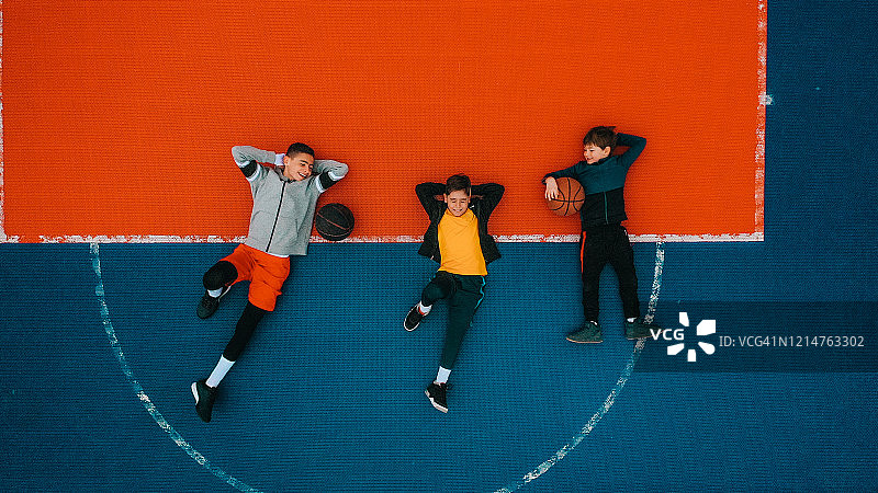 在篮球场上休息图片素材