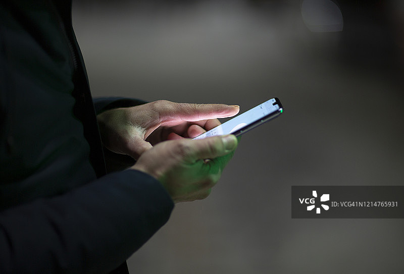 在城市里使用智能手机的英俊男商人图片素材