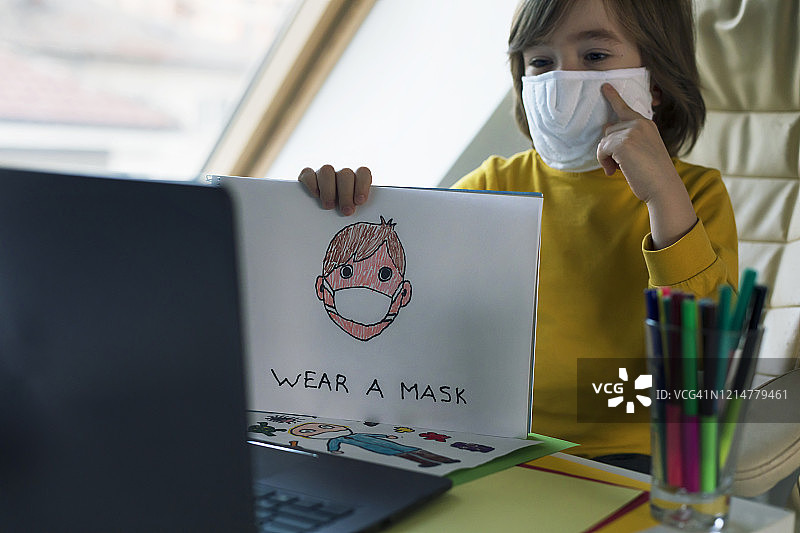 小男孩在家戴口罩画画，线上学习图片素材