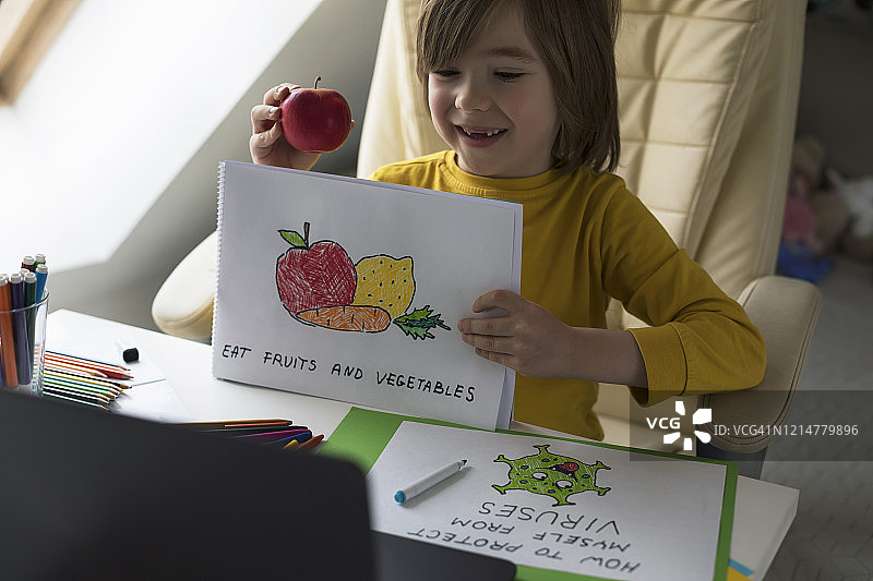 在家画画、学习，健康饮食，补充维生素的小男孩图片素材
