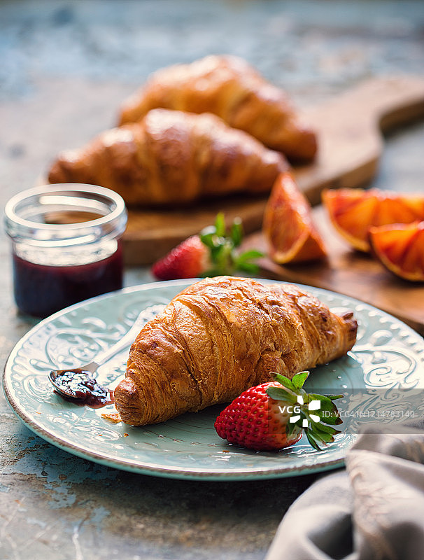 早餐用新鲜羊角面包图片素材