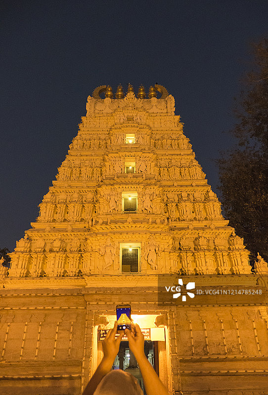 印度迈索尔皇宫的瓦拉加斯瓦米寺夜景图片素材