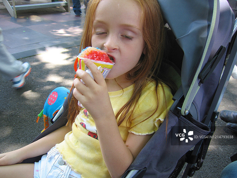 年轻女孩吃彩虹刨冰图片素材