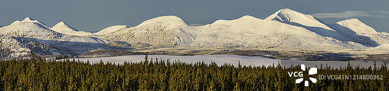冬季黄石国家公园内的加勒廷山脉图片素材