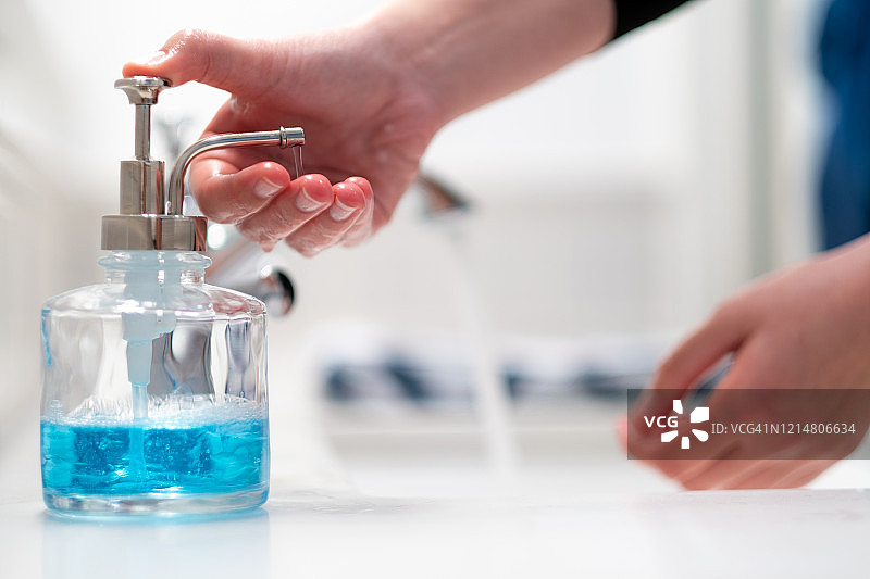 妇女洗手保持卫生图片素材