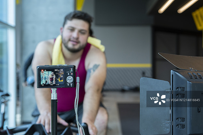 网红在健身房与他的粉丝交谈图片素材