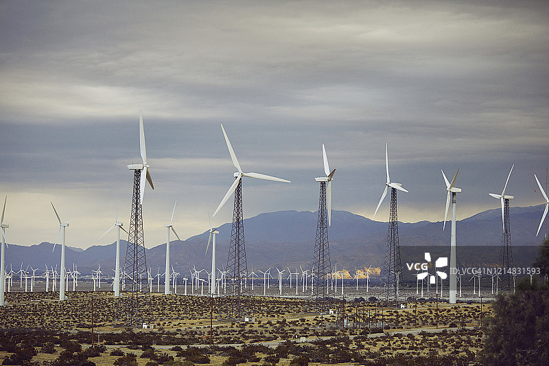 可再生可持续复古风力发电站图片素材