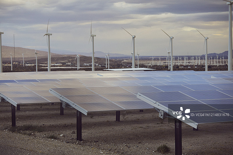 可再生和可持续的风能和太阳能发电厂图片素材