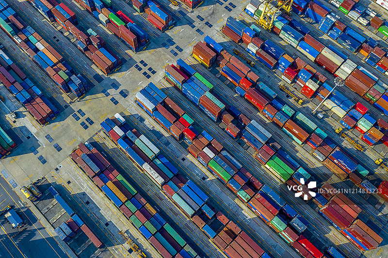 即将装载到商业运输船上的彩色运输集装箱图片素材