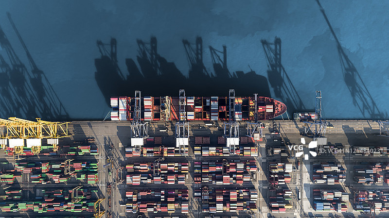 仓库中集装箱起重机吊运集装箱海运航拍俯视图片素材