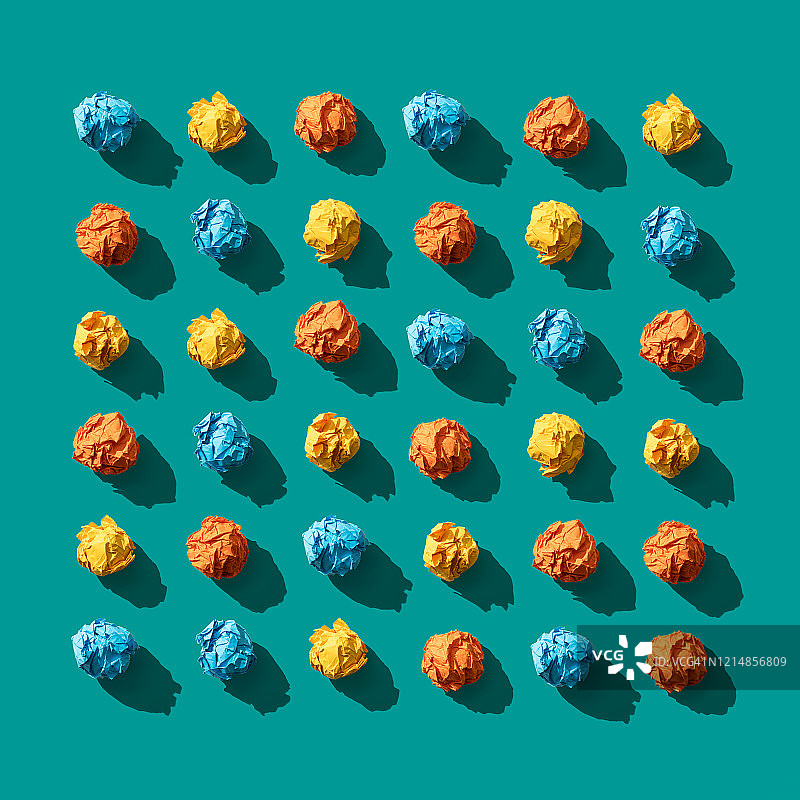 整齐排列的皱纸球图片素材