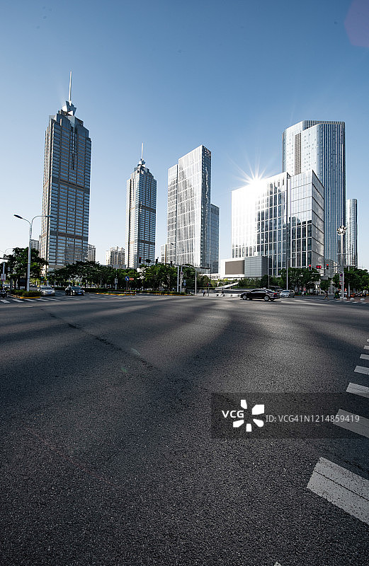 中国深圳的城市道路和现代化办公楼图片素材