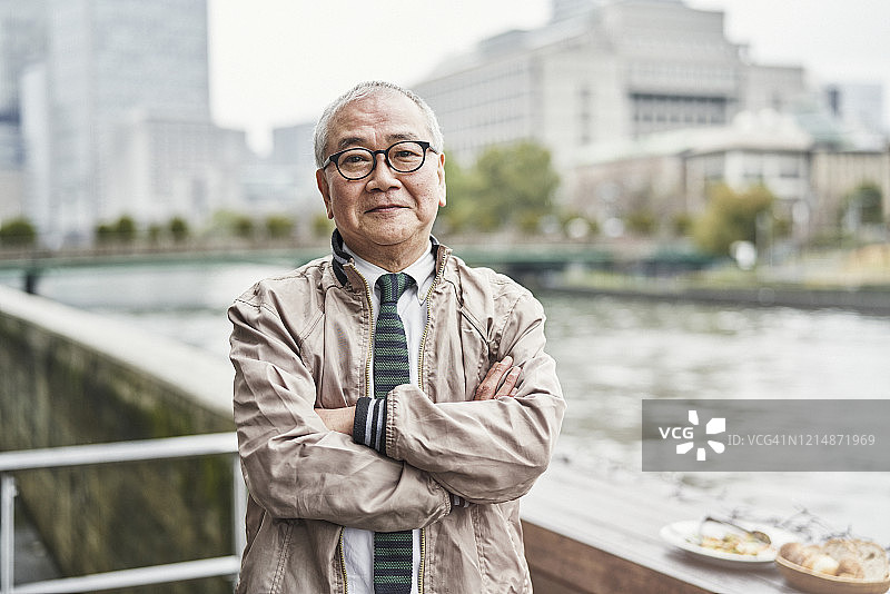 咖啡馆露台上的老年男人肖像图片素材