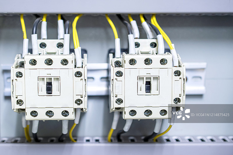 控制室内配电箱及电线断路器特写图片素材