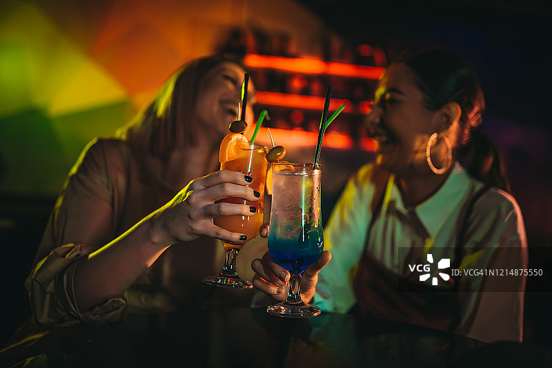 女孩们在夜总会举杯庆祝，欢乐的女孩之夜图片素材