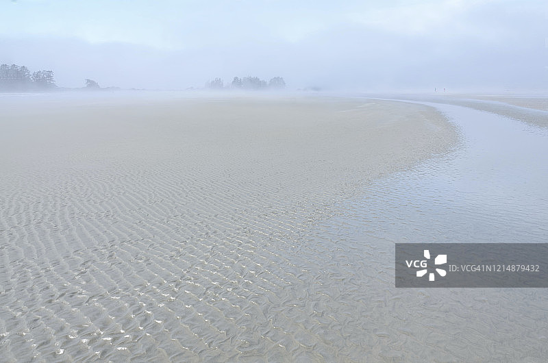 海雾中海滩上的沙浪图片素材