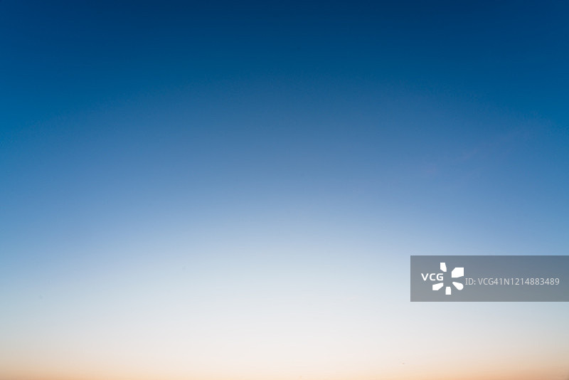 日出前天空的颜色图片素材