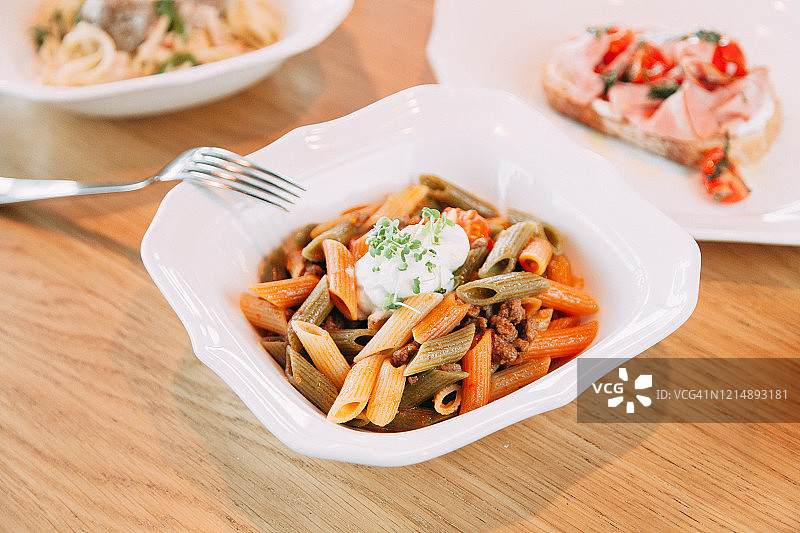 餐厅里的肉末香料通心粉：肉饼番茄酱意面图片素材