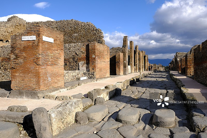 意大利坎帕尼亚庞贝古城人行横道和车辙图片素材