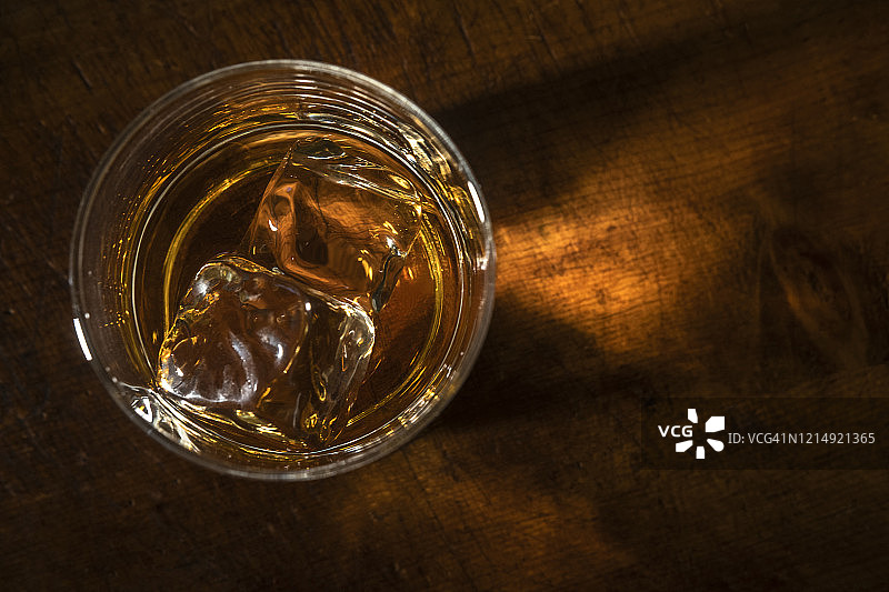 带冰块的威士忌酒杯图片素材