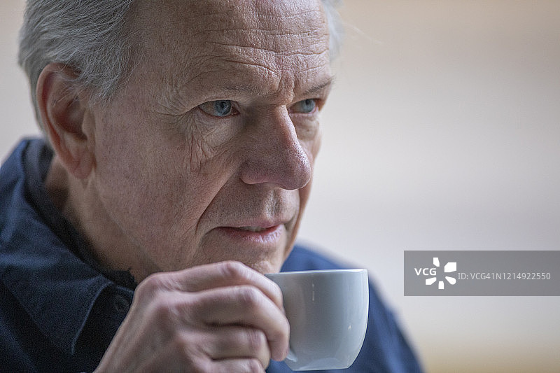 年长的男人拿着咖啡杯图片素材