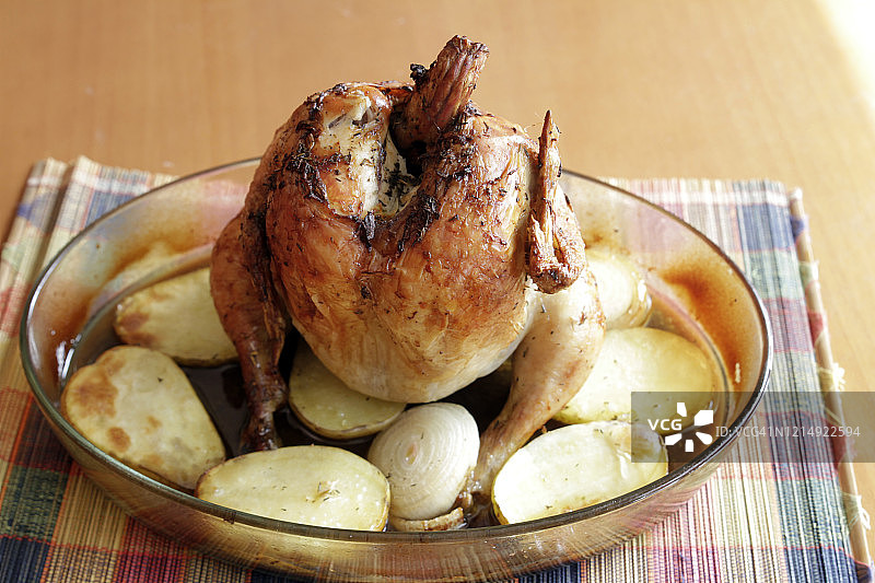 烤鸡配土豆和洋葱图片素材