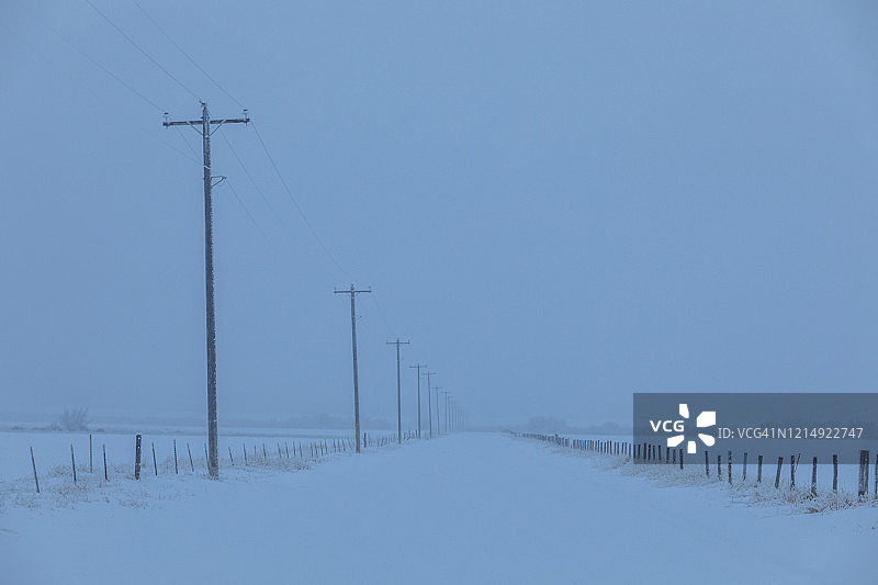高速公路旁被白雪覆盖的电力线图片素材