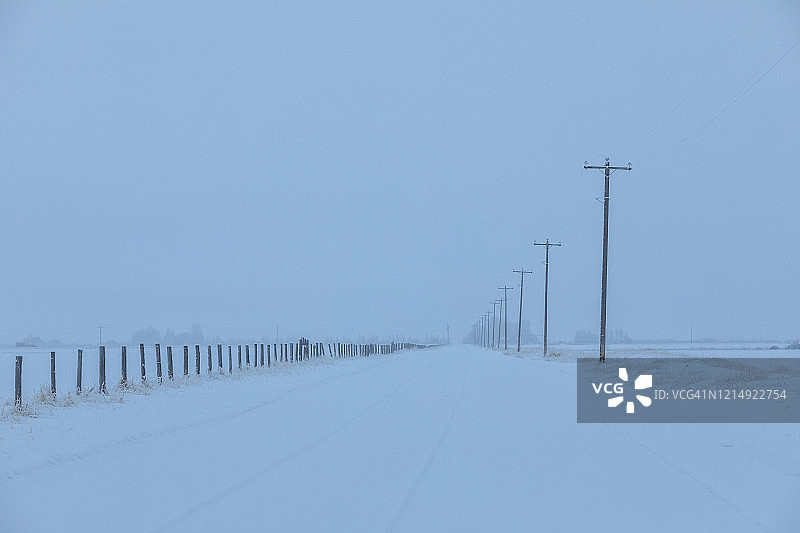 高速公路旁被白雪覆盖的电力线图片素材