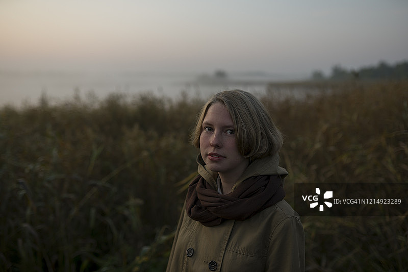 日落时分田野里的年轻女子图片素材