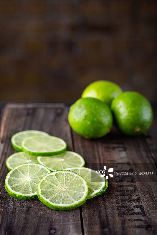 摆放在乡村风水果箱上的青柠切片图片素材