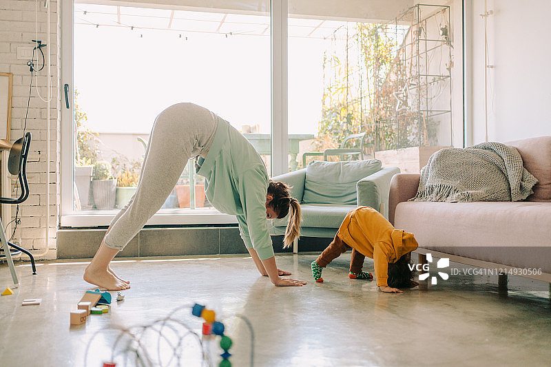母亲和男婴一起做瑜伽图片素材