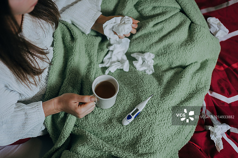 盖着毯子卧床不起的女人图片素材