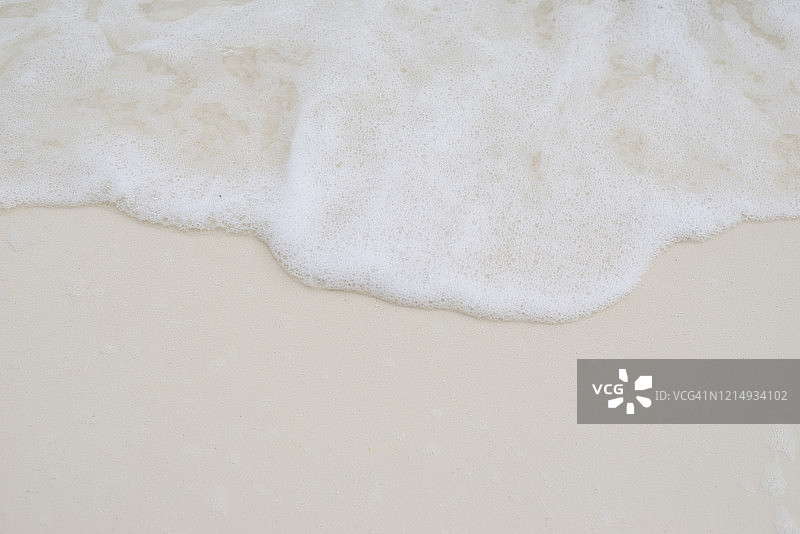 马尔代夫沙滩上的柔和波浪图片素材