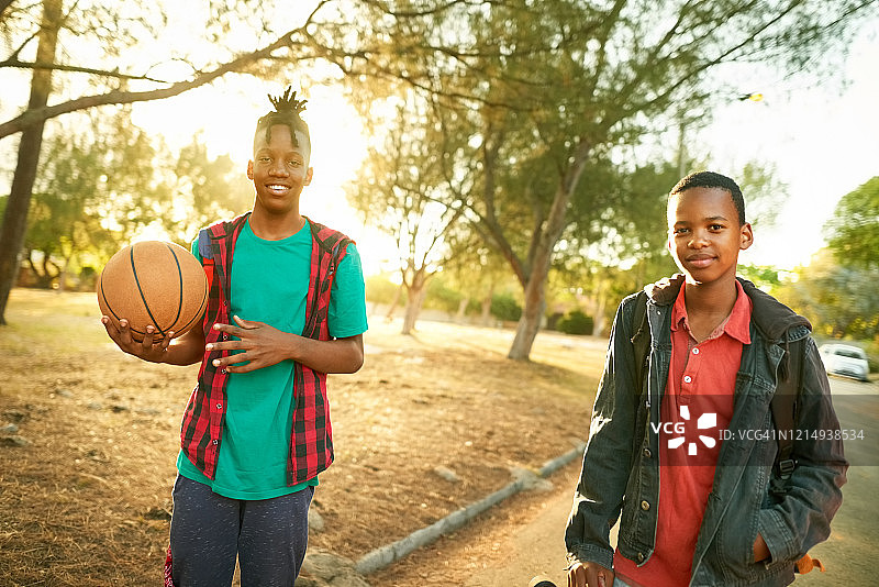 星期天在公园里的男孩们图片素材