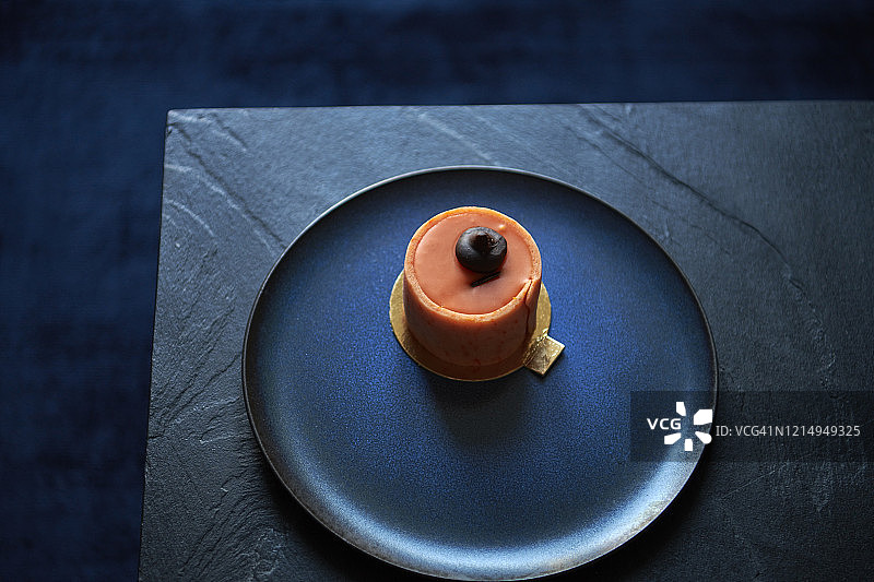 蓝色盘子上的橙色蛋糕图片素材