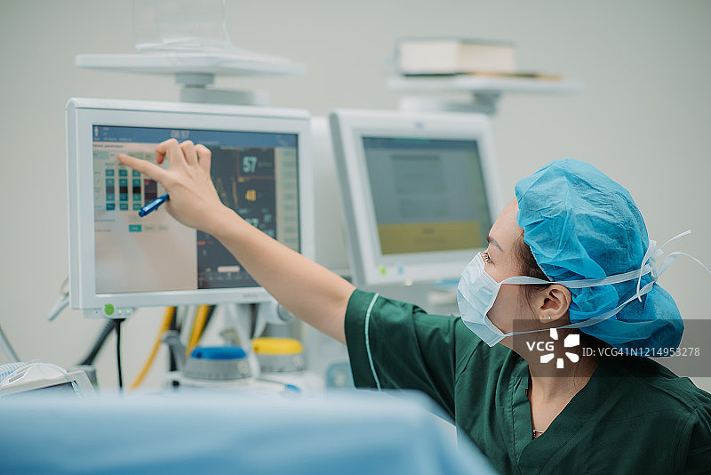 在医院手术前操作监视器的年轻亚洲女医生图片素材